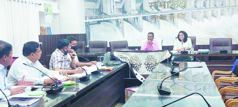 कलेक्टर ने अफसरों को फटकारा 