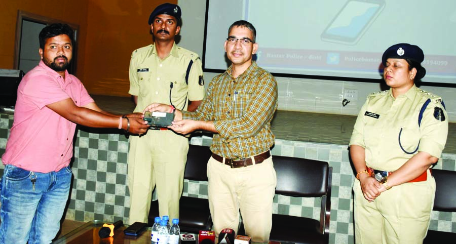 170 से अधिक मोबाइल पुलिस ने किया बरामद, मालिकों को सौंपा