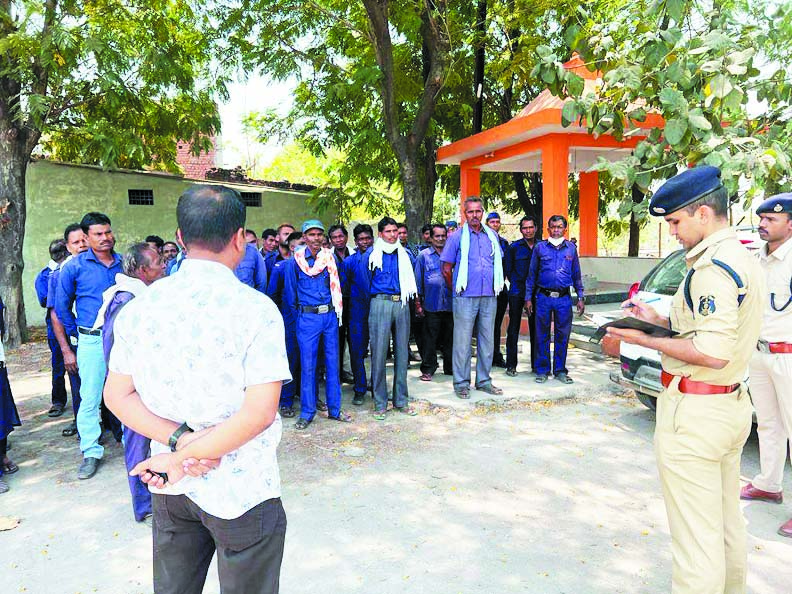 टीआई ने कोटवारों को दिए सुरक्षा संबंधी निर्देश टीआई ने कोटवारों को दिए सुरक्षा संबंधी निर्देश