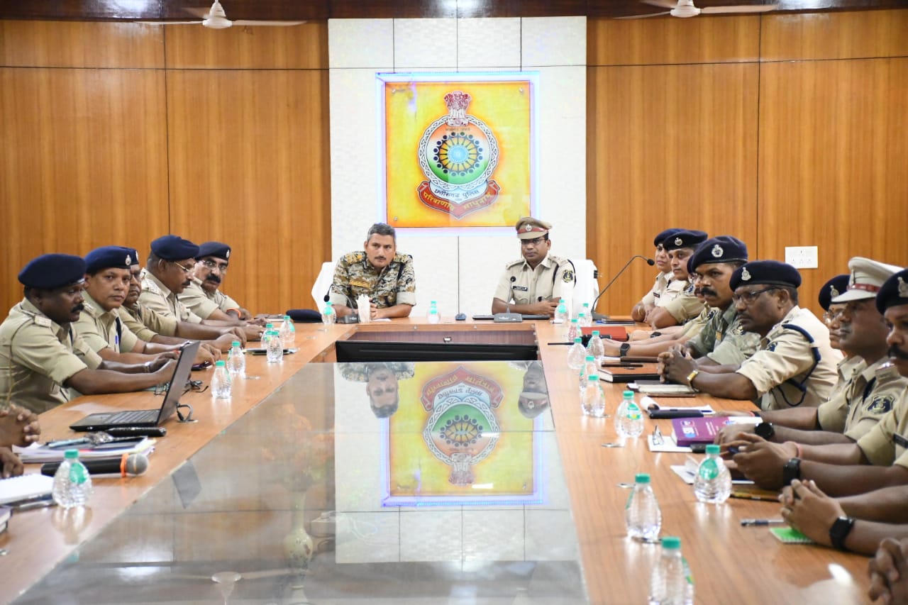 पहले प्रशाासनिक दौरे में आईजी पहुंचे मानपुर