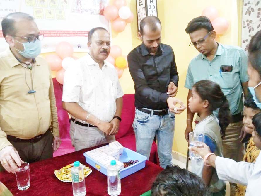 बच्चों को कृमिनाशक दवाई खिलाकर अभियान शुरू