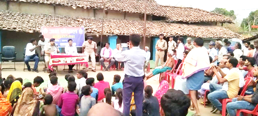 पुलिस जनचौपाल में ग्रामीणों ने बताई समस्याएं, किया निराकरण पुलिस जनचौपाल में ग्रामीणों ने बताई समस्याएं, किया निराकरण