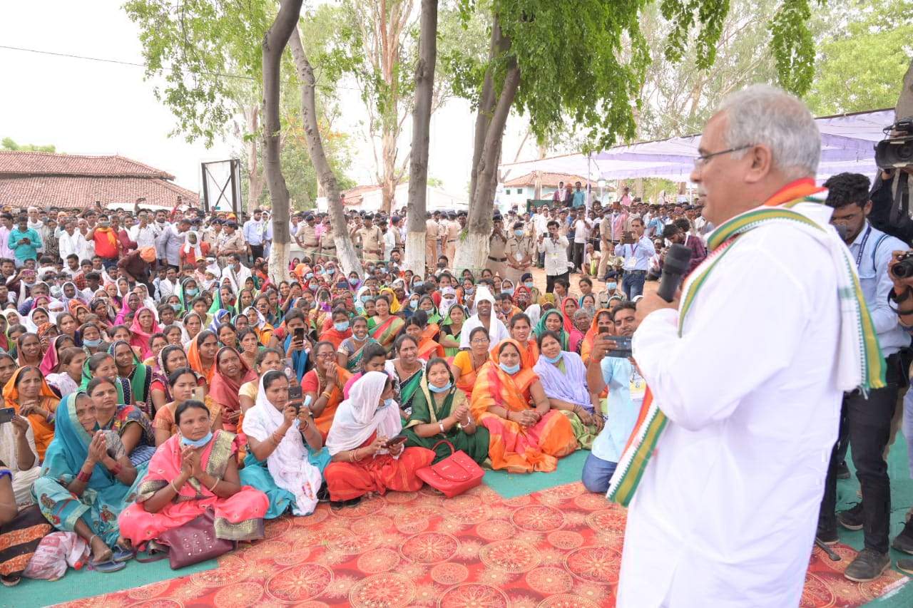 ग्रामीणों की शिकायत पर मुख्यमंत्री ने डीएफओ, पूर्व प्रभारी डीएफओ व रेंजर को किया सस्पेंड