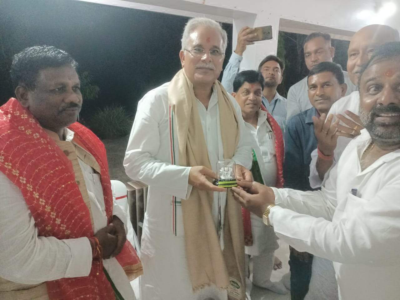 नगर पंचायत रामानुजगंज को पुन: पालिका बनाने सीएम को जनप्रतिनिधियों ने सौंपा ज्ञापन, कई और मांगे रखी