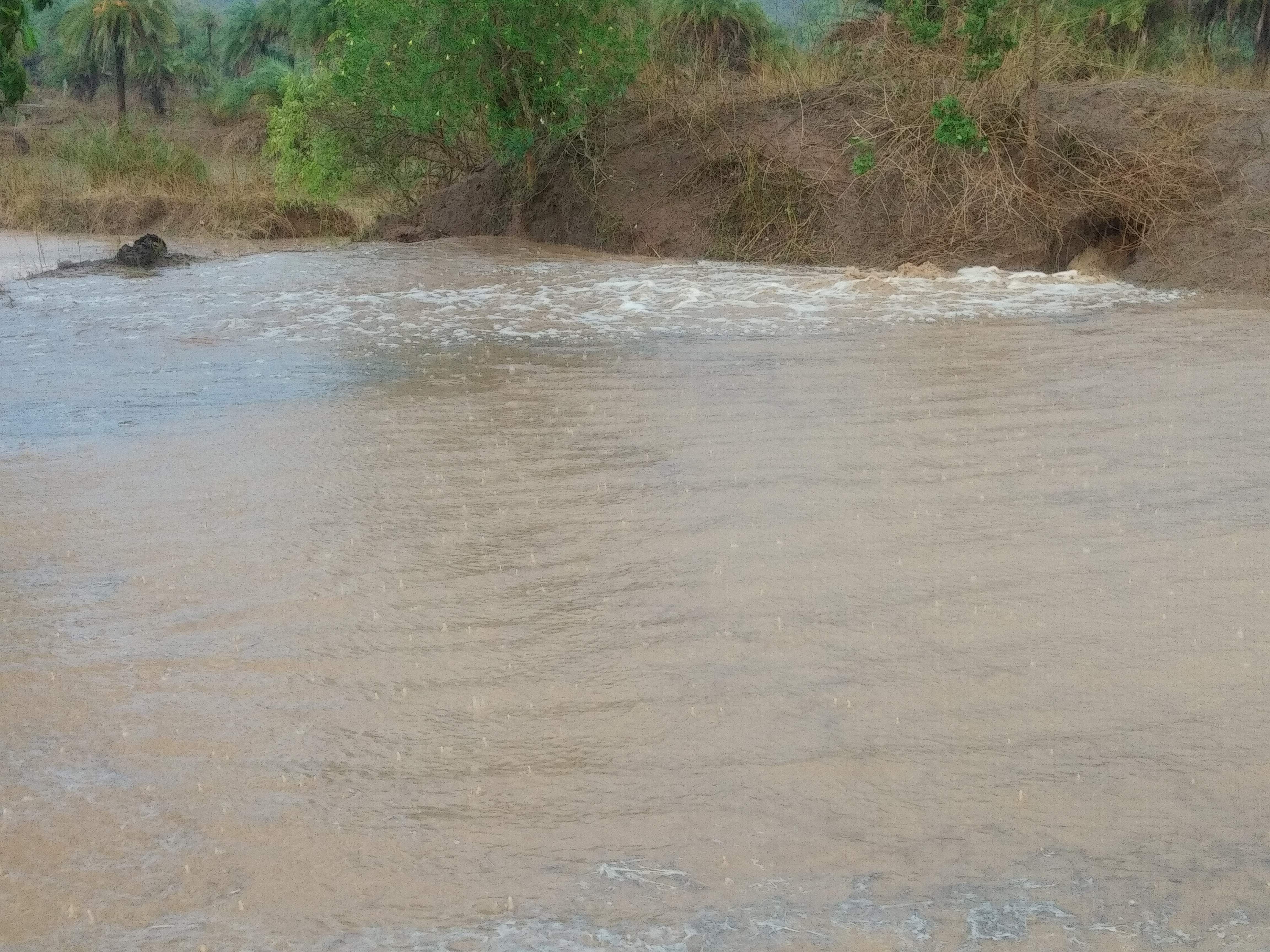गर्मी में मूसलाधार बारिश