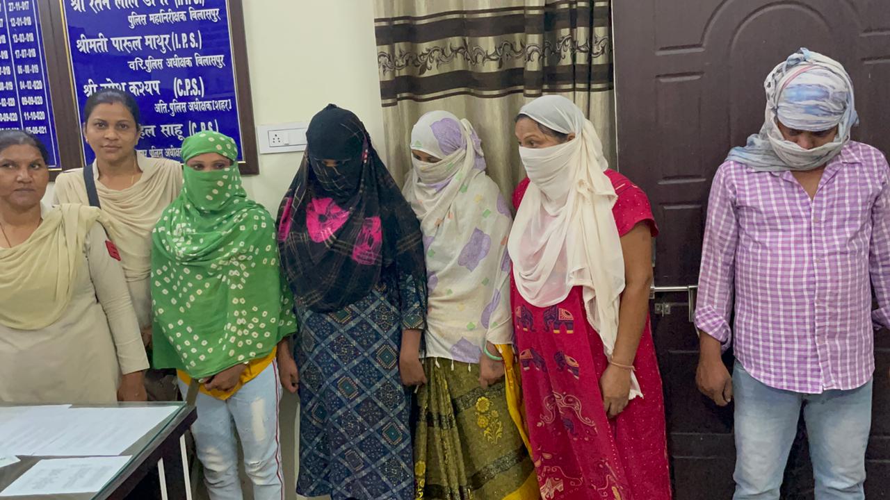 जिस्मफरोशी में 4 महिलाओं सहित पांच गिरफ्तार, पीटा एक्ट लगा