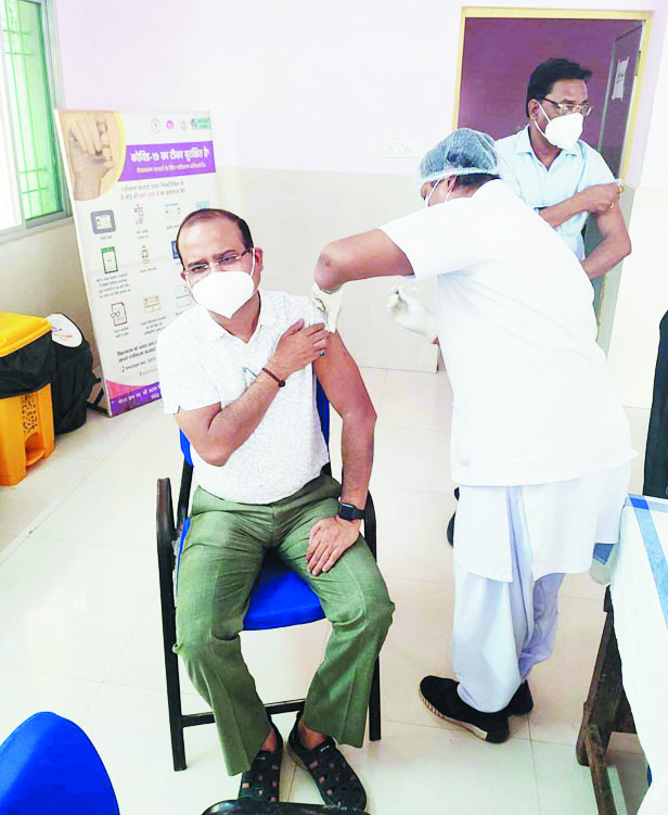 कलेक्टर ने लगवाया बूस्टर डोज कलेक्टर ने लगवाया बूस्टर डोज