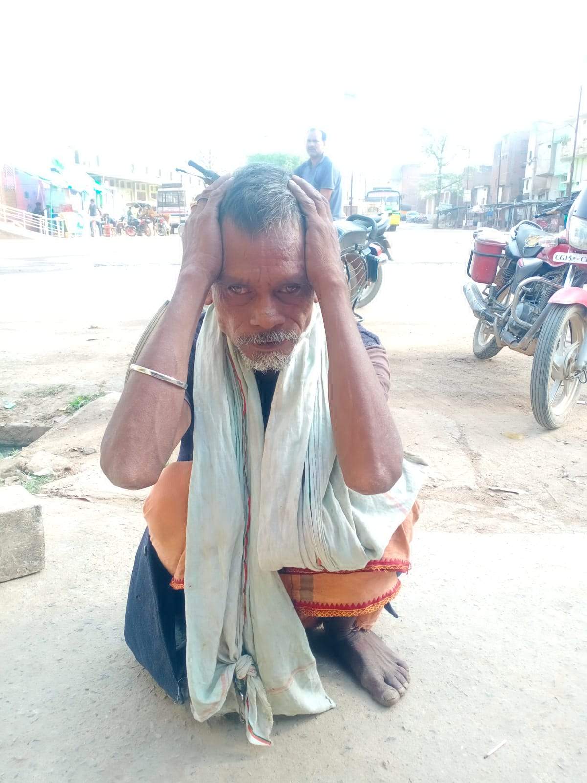  दो माह से नहीं मिला चावल, 2 दिन से भीख मांग रहा ग्रामीण