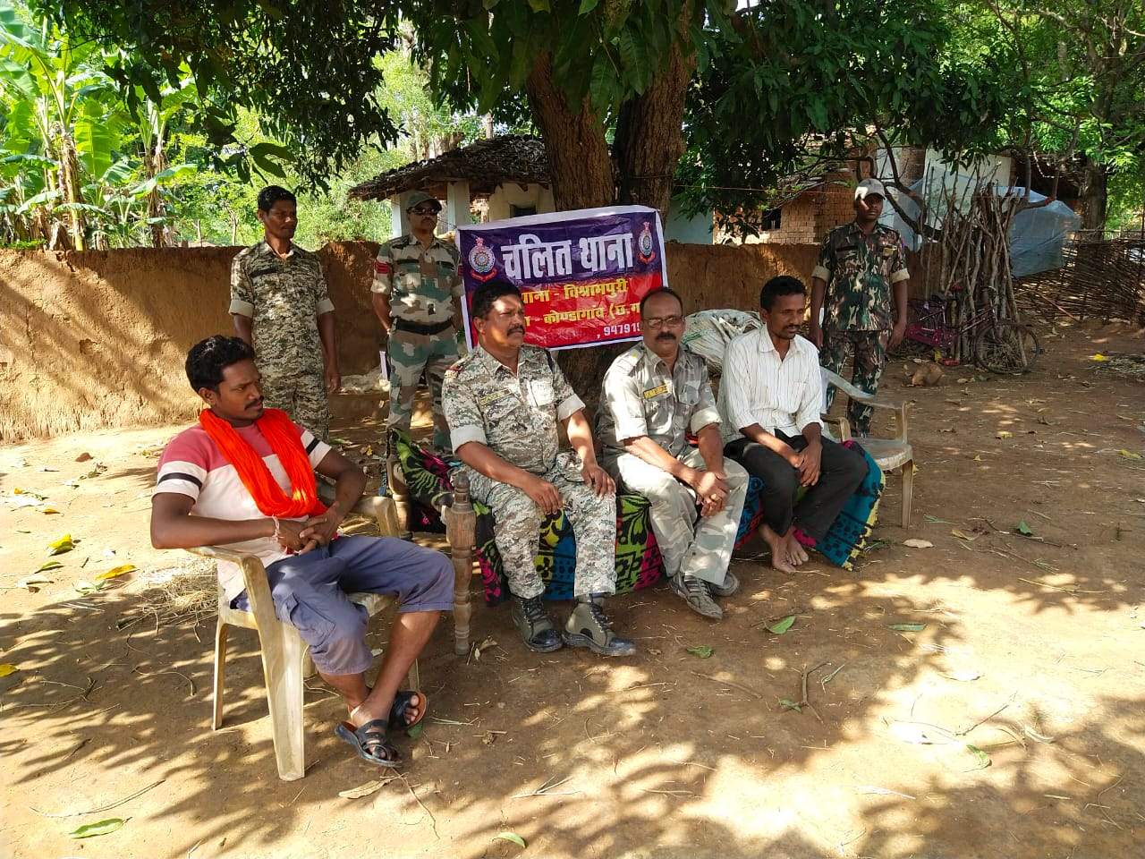 विश्रामपुरी पुलिस ने चलित थाना लगा ग्रामीण को किया जागरूक विश्रामपुरी पुलिस ने चलित थाना लगा ग्रामीण को किया जागरूक