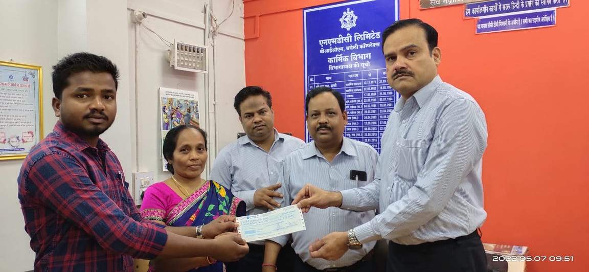 कोरोना से कर्मियों की मौत, एनएमडीसी ने की अनुग्रह राशि वितरित