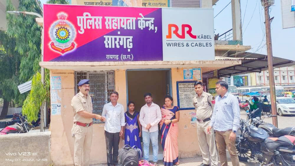 पुलिस ने दो दिन से भूखे भटक रहे महाराष्ट्र के परिवार की मदद की पुलिस ने दो दिन से भूखे भटक रहे महाराष्ट्र के परिवार की मदद की