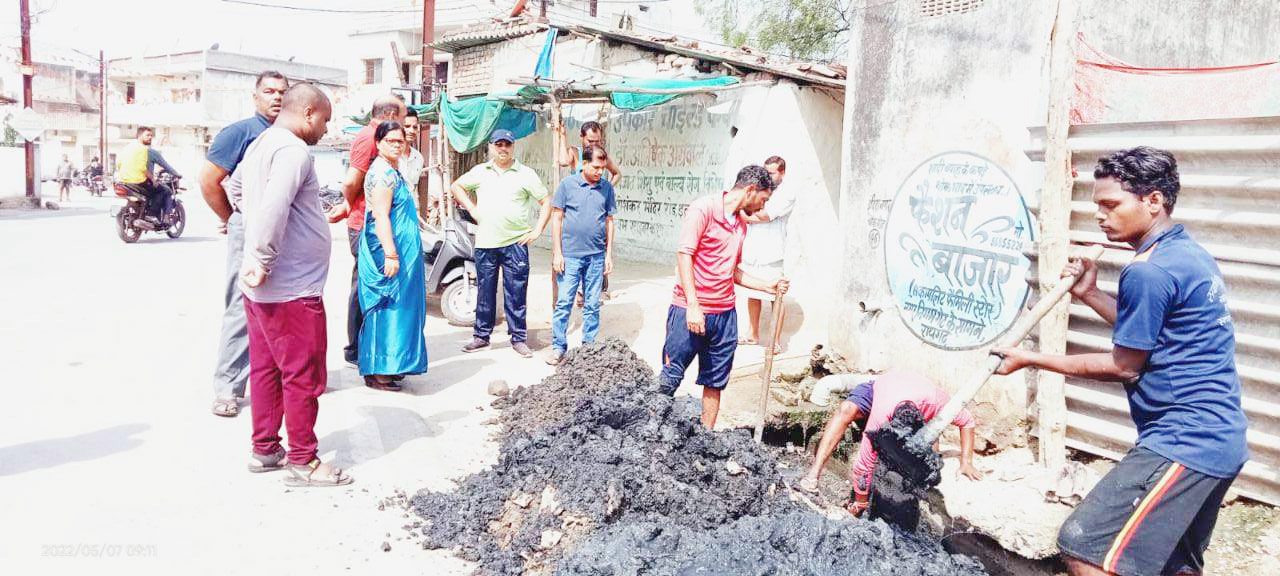 बरसात पूर्व नालों की सफाई का जायजा लेने पहुंची महापौर बरसात पूर्व नालों की सफाई का जायजा लेने पहुंची महापौर