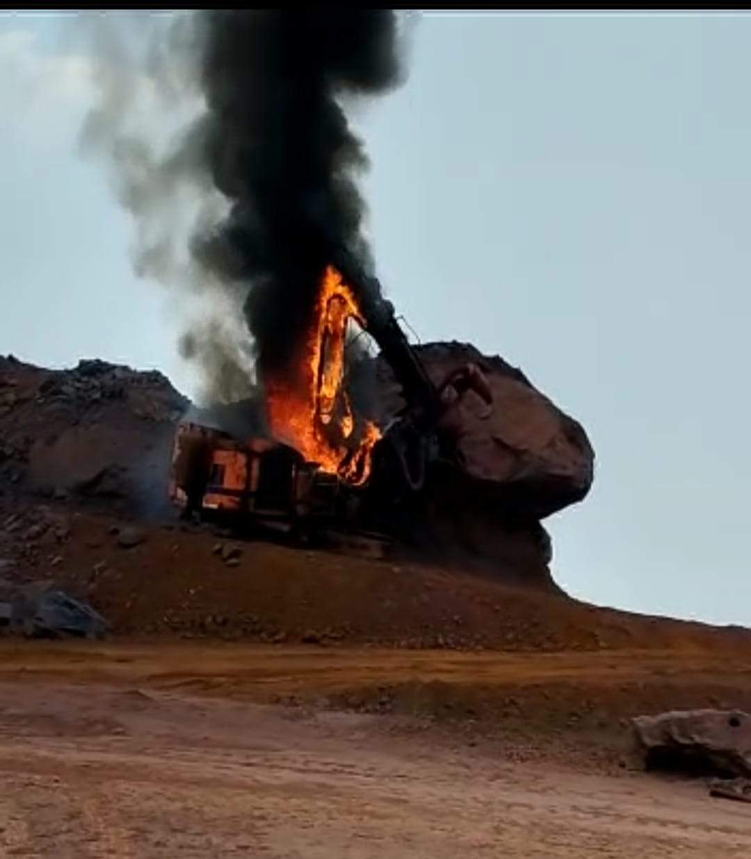 एनएमडीसी की खदान के ड्रिल मशीन में आग