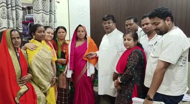 दो सरपंचों ने समर्थकों समेत कांग्रेस का थामा हाथ