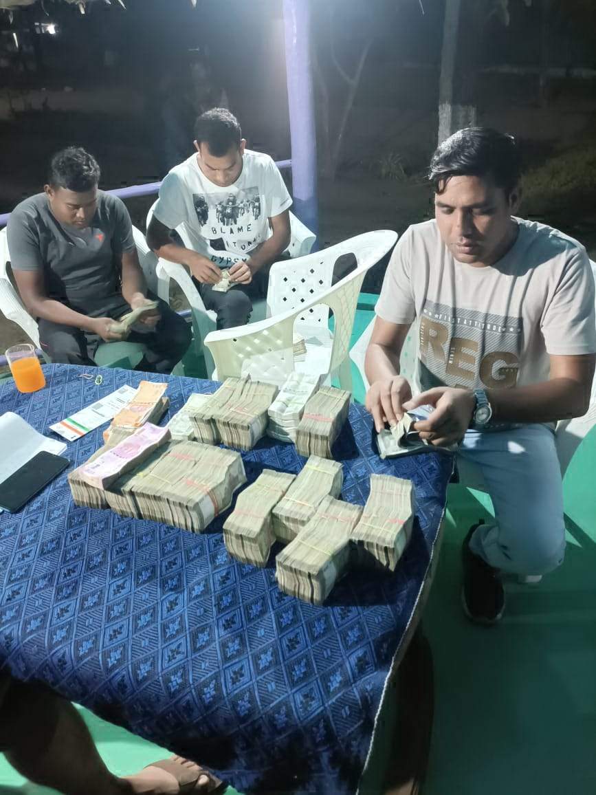 वाहन चेकिंग के दौरान बाइक से 37 लाख नगद बरामद