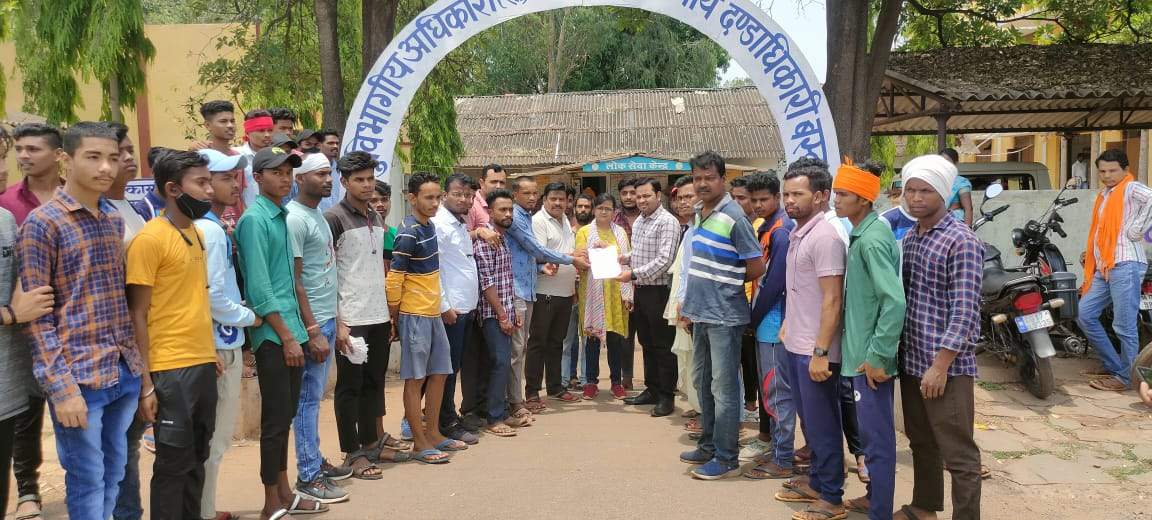 उमावि बस्तर को आत्मानन्द हिंदी मिडियम स्कूल करने का विरोध