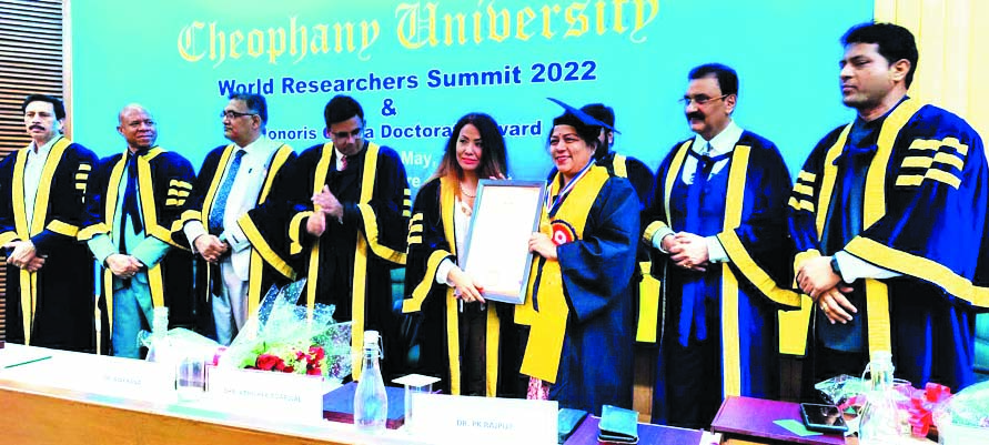 अल्का को पीएचडी की मानद उपाधि
