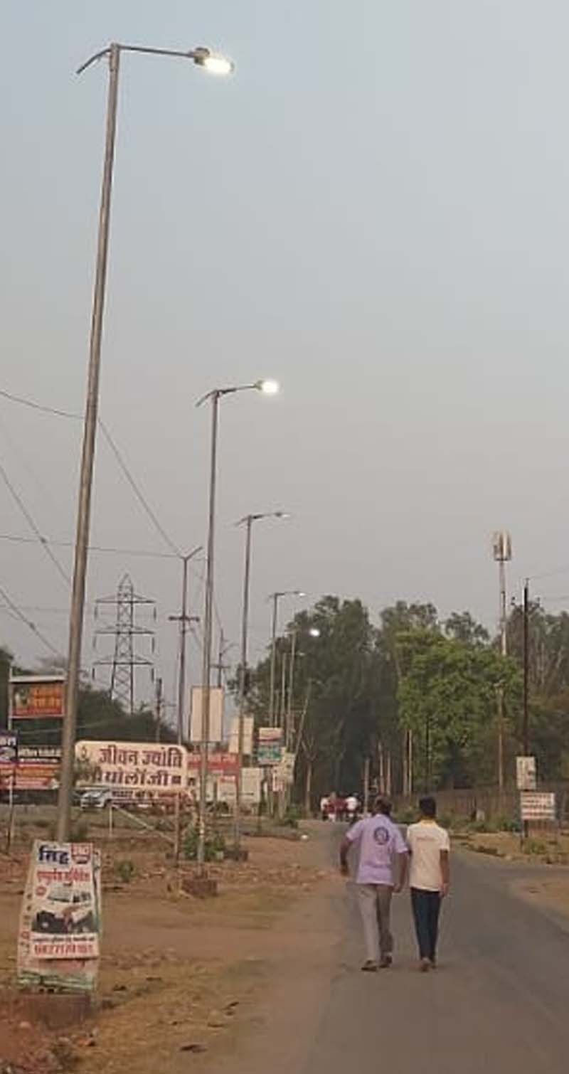 रात की अपेक्षा दिन में प्रकाश फैला रही स्ट्रीट लाईट