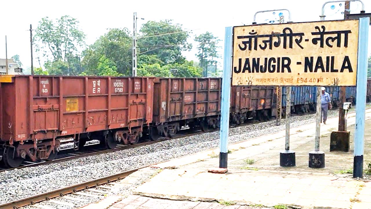 बीच रास्ते में मालगाड़ी छोडक़र उतर गए लोको पायलट, सस्पेंड