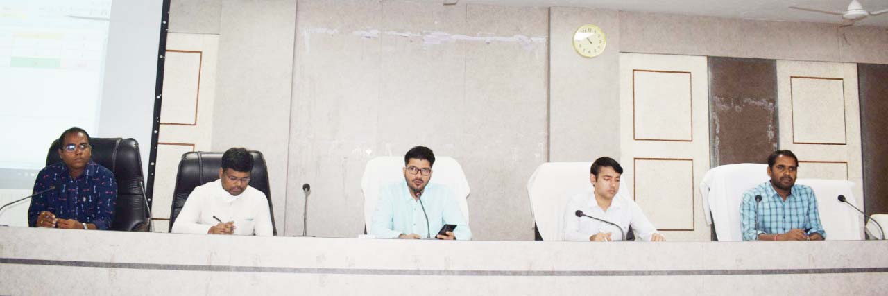 आवेदनों का निराकरण करें तेज-कलेक्टर