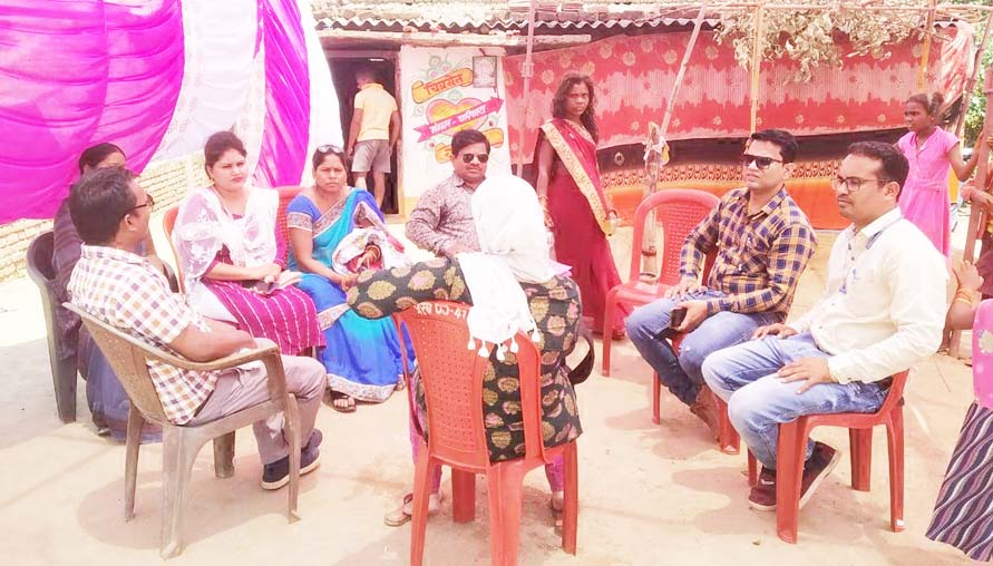 बारात आने से पहले आ गई टीम, दूल्हा ने अफसरों को धमकाया, पुलिस के आने पर माना