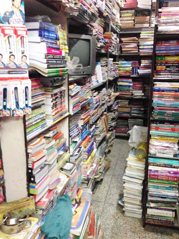 निजी स्कूल संचालकों के दबाव से महंगे दाम पर कापी-पुस्तक खरीद रहे पालक