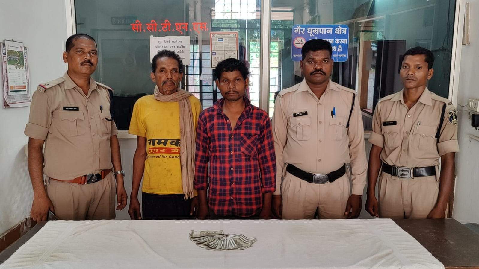 खाता से पैसे आहरण कर ठगी, 2 गिरफ्तार, एक की तलाश