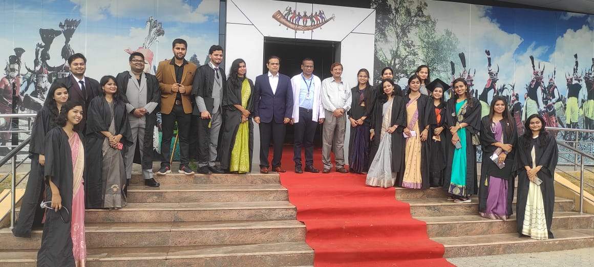 बच्चों को डॉक्टर की डिग्री लेता देख झलके परिजनों के आंसू