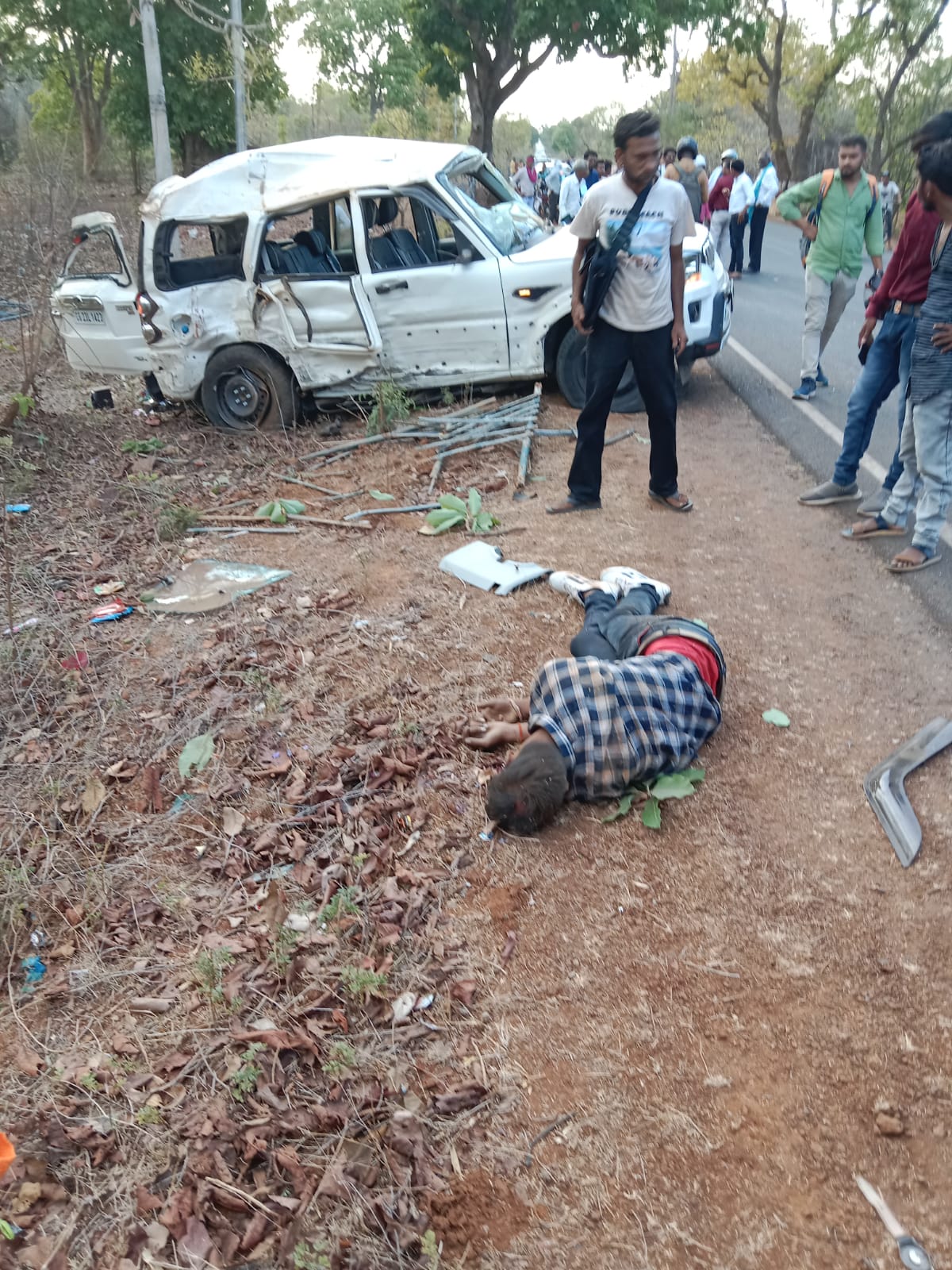 स्कार्पियो ने कार को मारी टक्कर, पीछे से टिप्पर ने ठोका, 2 मौतें, 6 घायल