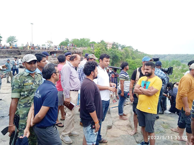 हॉट स्टार की वेब सीरीज के लिए चित्रकोट जलप्रपात के मनोहारी लोकेशन पर शूटिंग शुरू