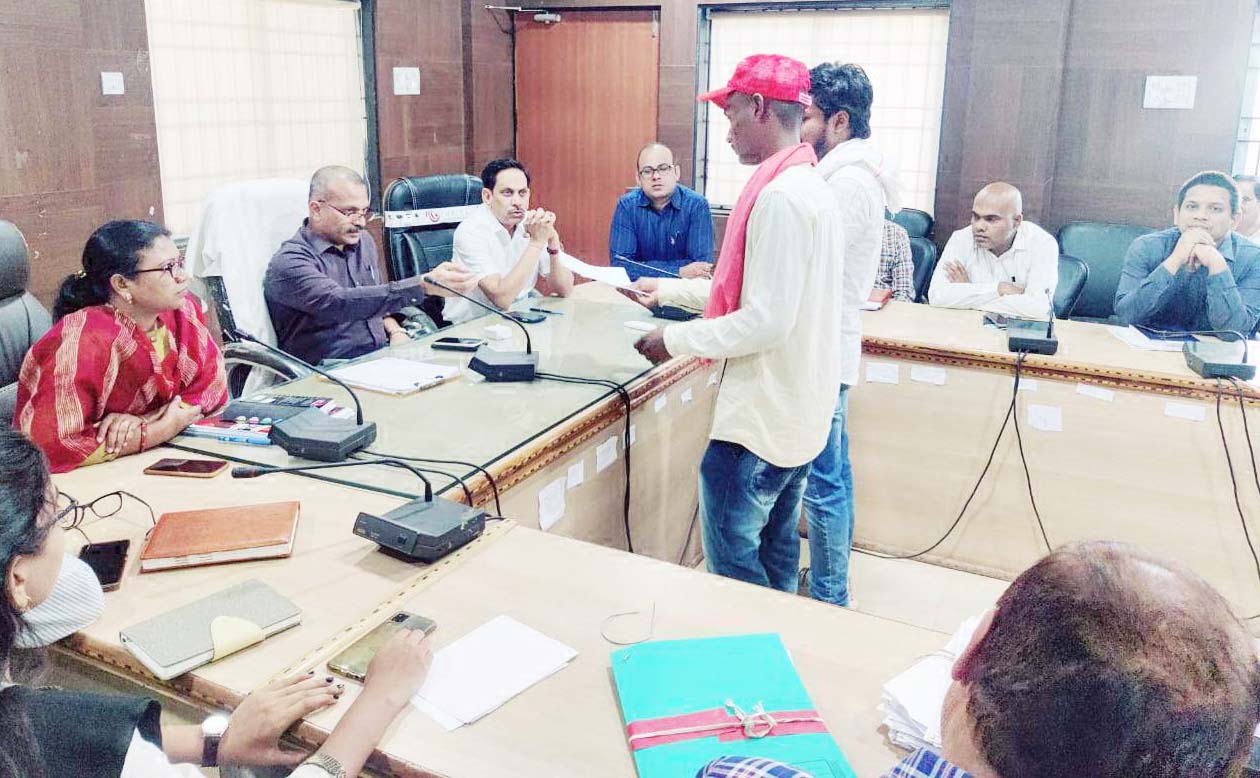 जनचौपाल में कलेक्टर ने सुनी समस्याएं जनचौपाल में कलेक्टर ने सुनी समस्याएं