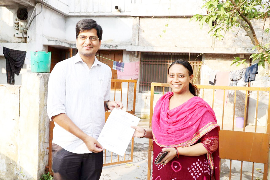 कमिश्नर ने घर पहुंच कर दिया जन्म प्रमाण पत्र कमिश्नर ने घर पहुंच कर दिया जन्म प्रमाण पत्र