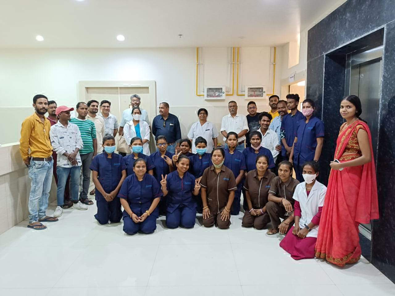 महापौर के हाथों संजीवनी अस्पताल की नर्सें सम्मानित