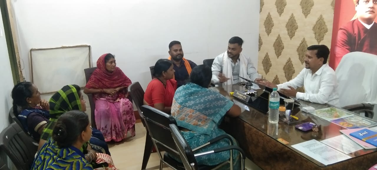 फ्लाई ओवर के नीचे व्यवस्थापन के विरोध में मटका कारोबारी