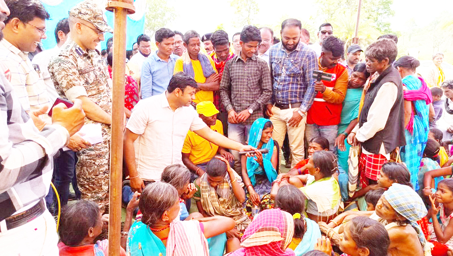 कांगेर घाटी के अतिसंवेदनशील चांदामेटा में पहली बार पहुंचे कलेक्टर-एसपी