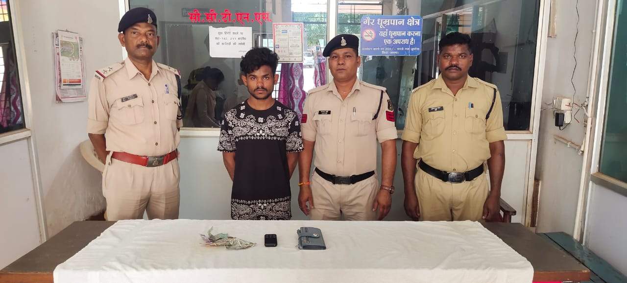 ग्रामीण महिला से पहले पूछा समय, फिर हाथ में रखा बैग छीन फरार