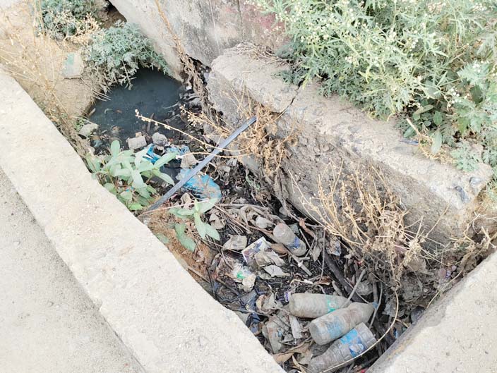 बजबजाती नालियों की दुर्गंध से वार्डवासी परेशान