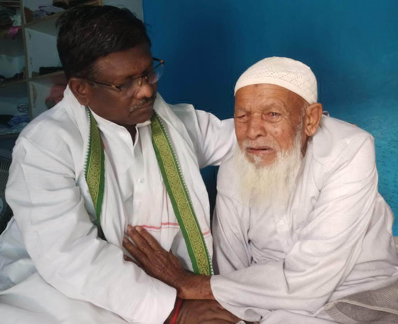 92 वर्षीय कांग्रेस नेता से मिलने पहुंचे विधायक बृहस्पत 92 वर्षीय कांग्रेस नेता से मिलने पहुंचे विधायक बृहस्पत