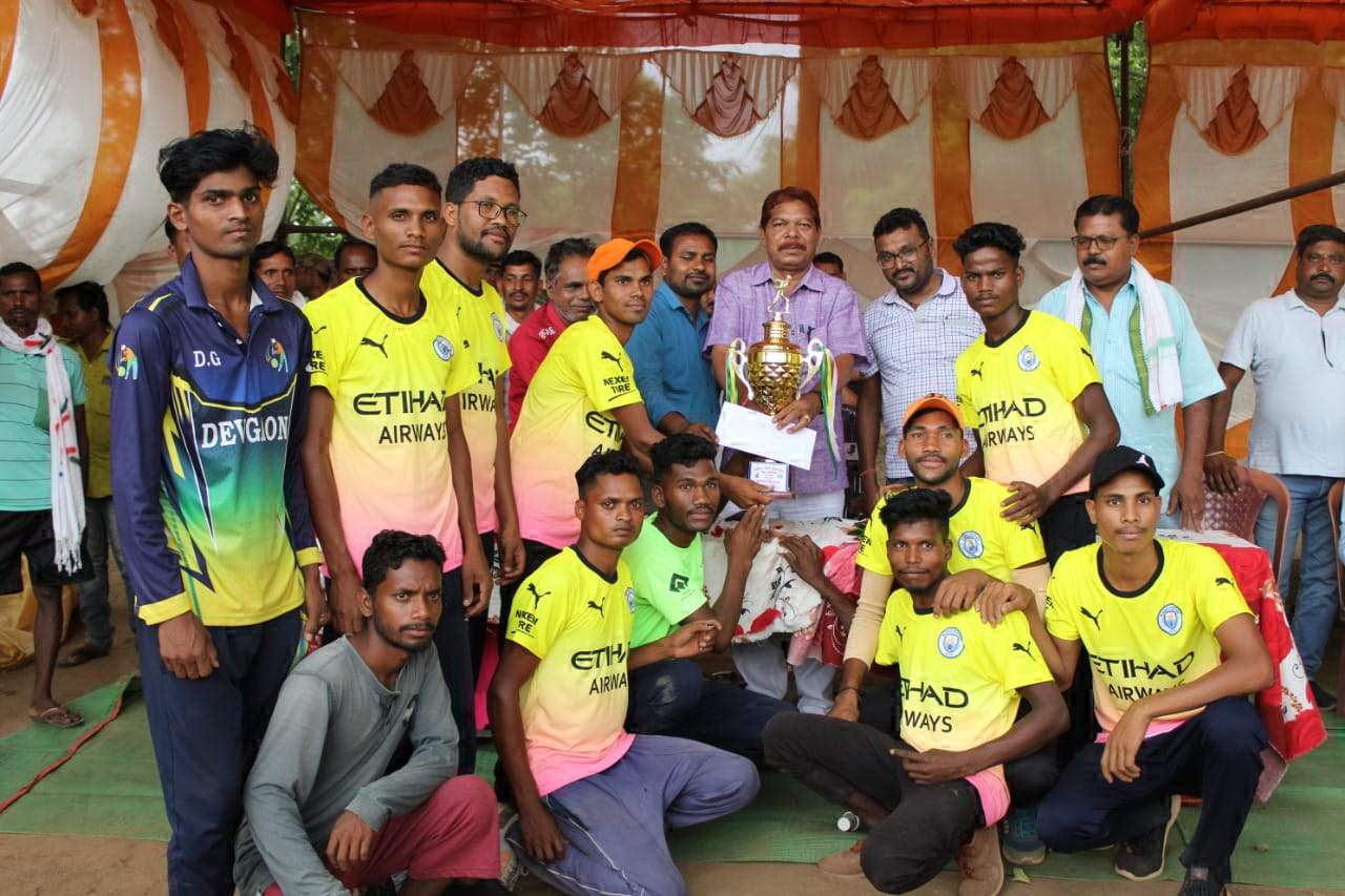 क्रिकेट : देवगांव विजेता, विधायक के हाथों पुरस्कृत