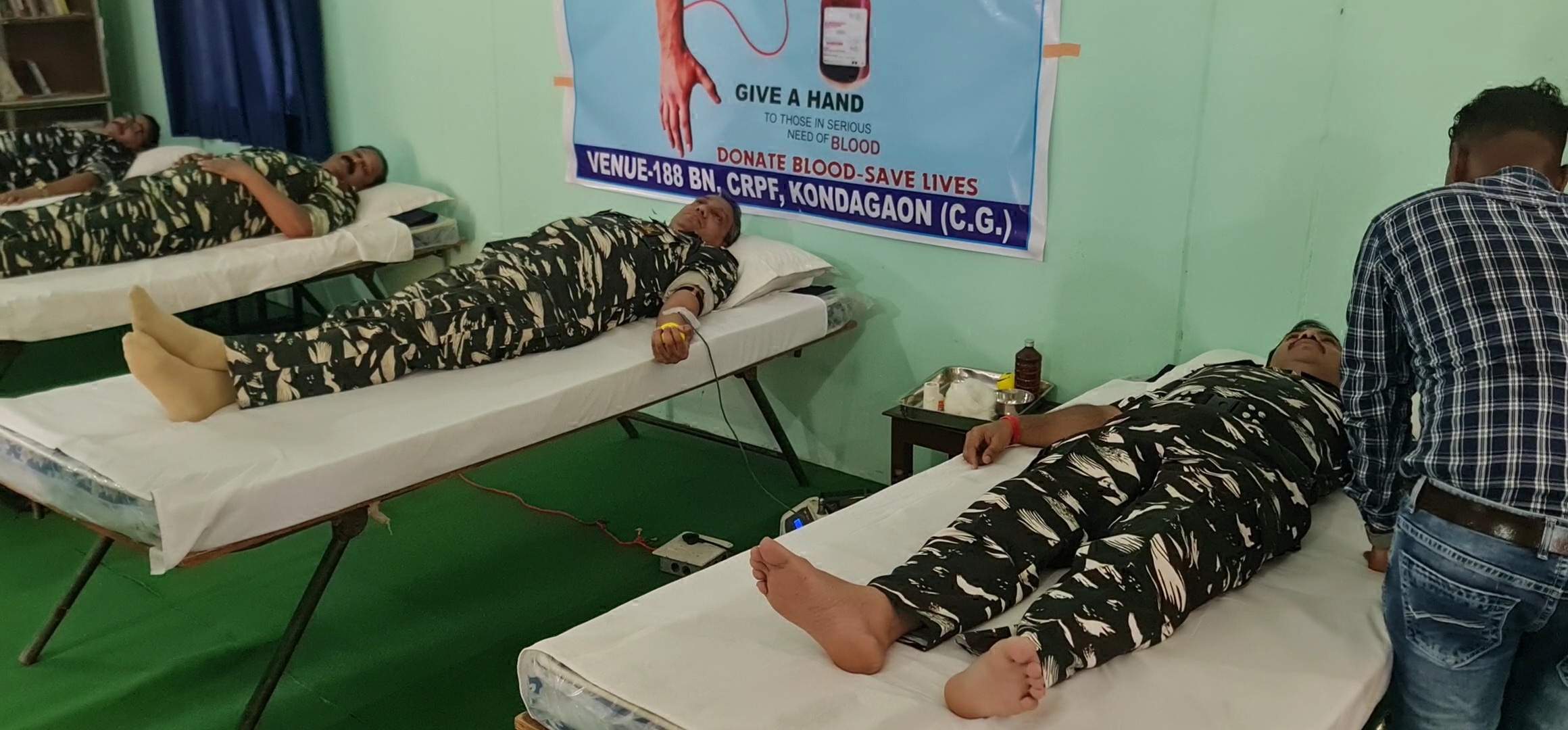 सीआरपीएफ डीआईजी समेत 25 जवानों ने किया रक्तदान सीआरपीएफ डीआईजी समेत 25 जवानों ने किया रक्तदान