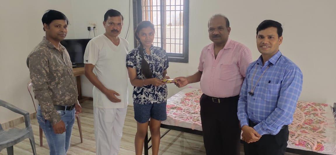 10वीं में मोहला की टॉपर आकांक्षा को विधायक मंडावी ने दी बधाई 10वीं में मोहला की टॉपर आकांक्षा को विधायक मंडावी ने दी बधाई