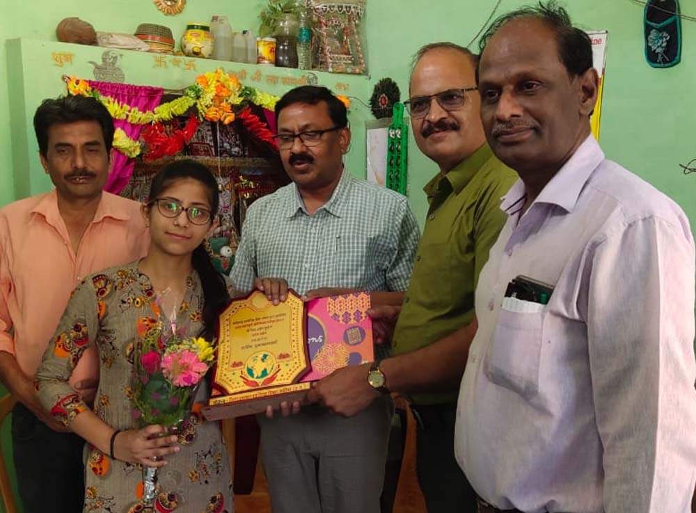 12वीं में जिले में अव्वल दिशा का डीईओ ने किया सम्मान