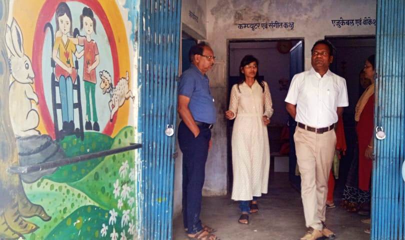 कलेक्टर ने किया सार्थक स्कूल का निरीक्षण, अफसरों को मरम्मत कराने कहा