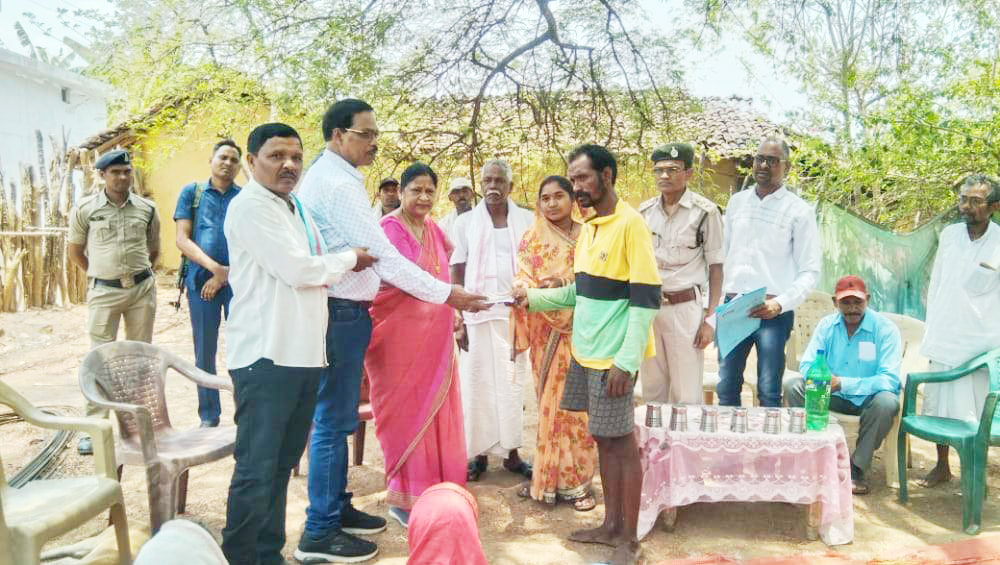 हाथी के हमले से मृत व्यक्ति के परिवार से मिलने पहुंची विधायक