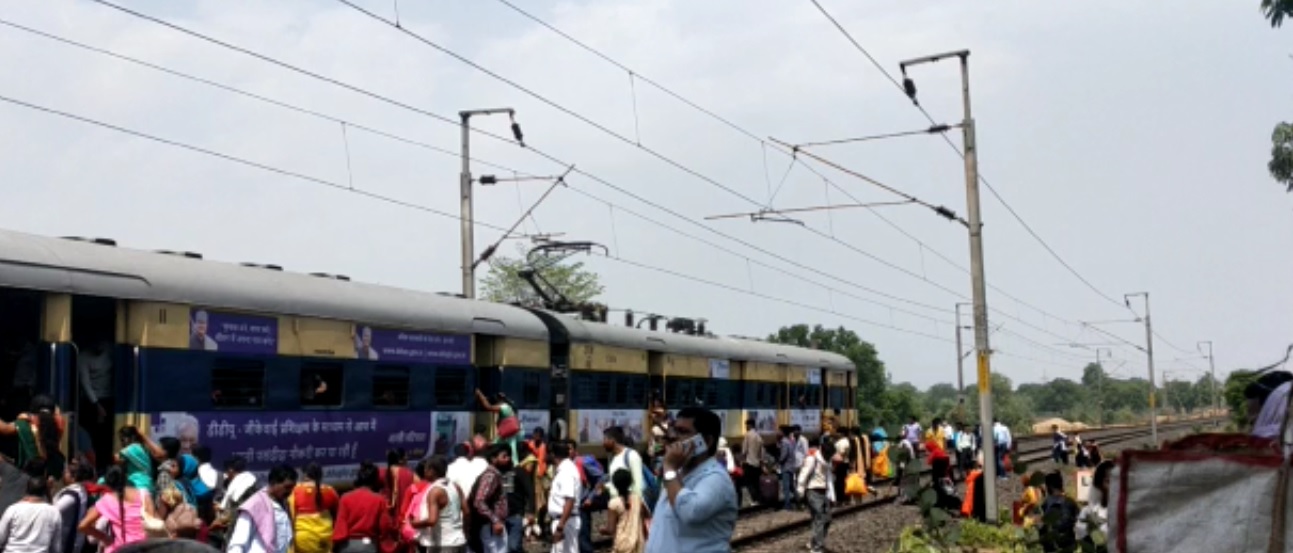 मेंटेनेंस की बड़ी खामी, ट्रेन पर टूटा बिजली तार, यात्रियों में मचा हड़कंप, कोई जनहानि नहीं