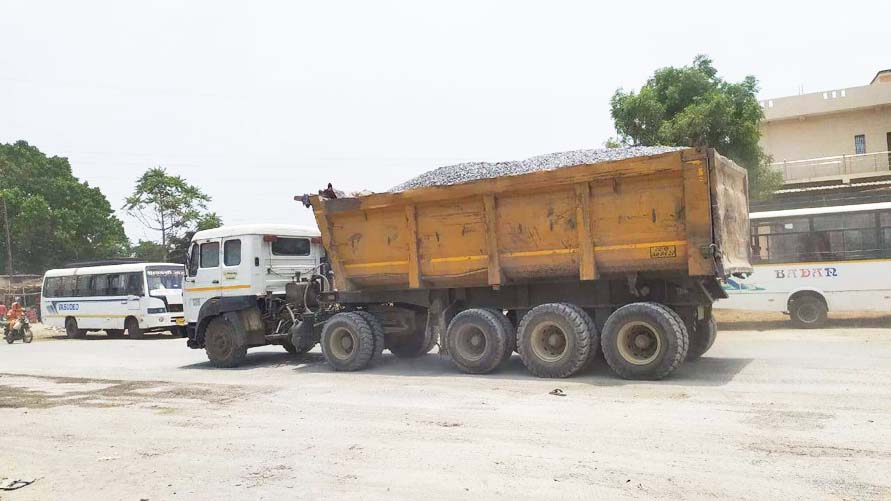 बिना रायल्टी पर्ची एनएच में फर्राटे भर रहीं ओवर लोड गाडिय़ां बिना रायल्टी पर्ची एनएच में फर्राटे भर रहीं ओवर लोड गाडिय़ां