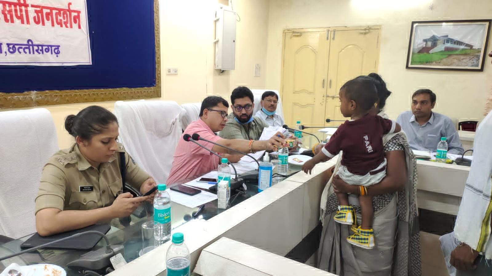 सरगुजा जनदर्शन जहां समस्याओं के समाधान संग बच्चों को बिस्किट और बड़ों को नाश्ता