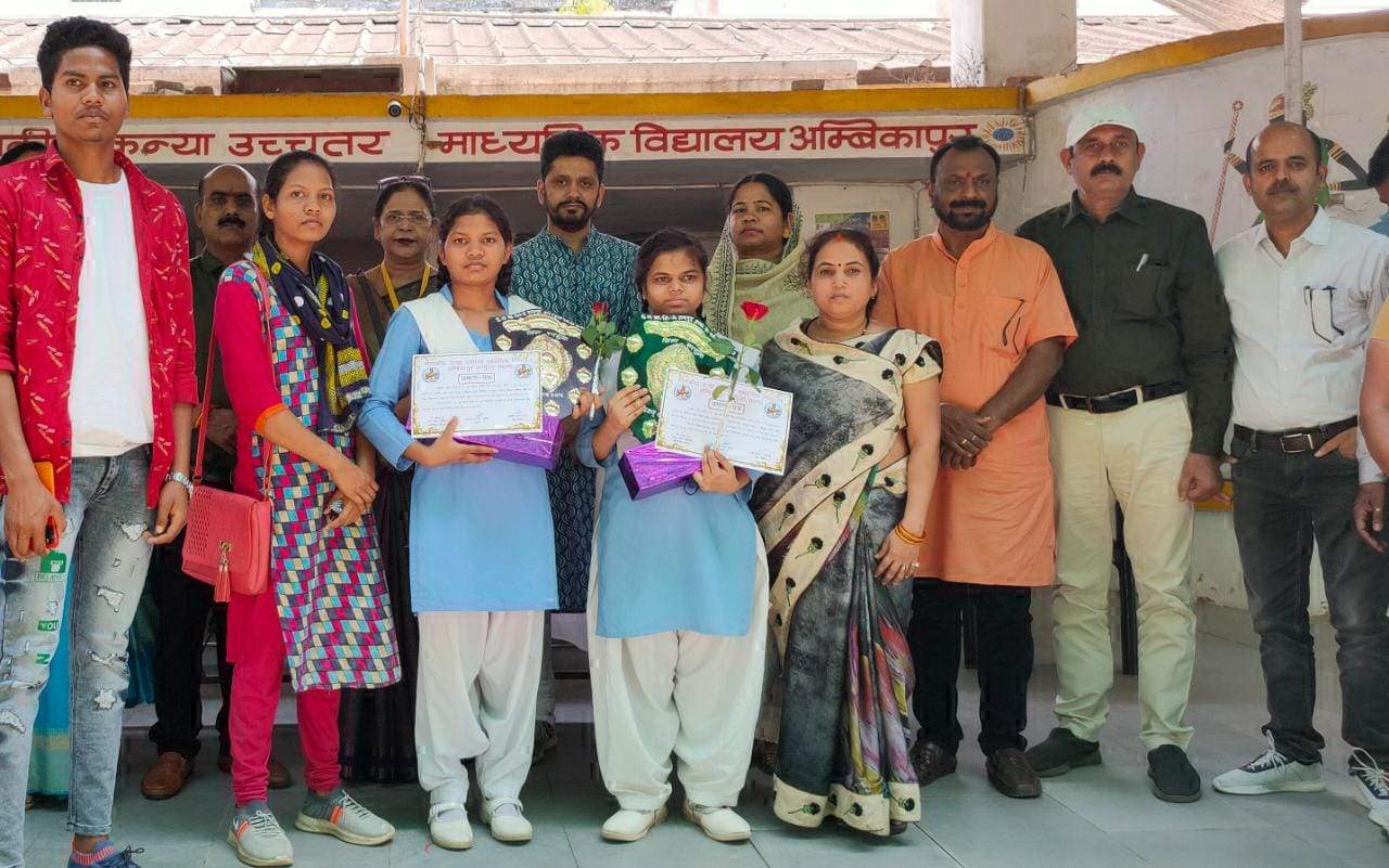 श्रुति-मनिता को आदित्येश्वर ने किया सम्मानित