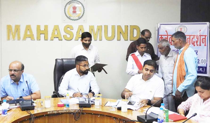 कलेक्टर जन चौपाल में मिले 40 आवेदन, आवेदकों को दिया निराकरण का भरोसा