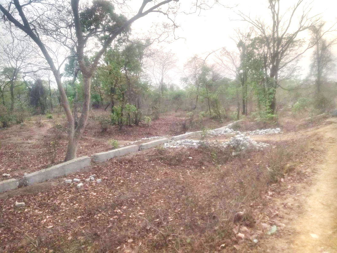 खिसोरा में तार घेरा का काम अधूरा छोड़ भागा ठेकेदार